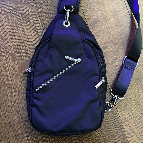 Roots crossbody bag - Picture 2 of 6